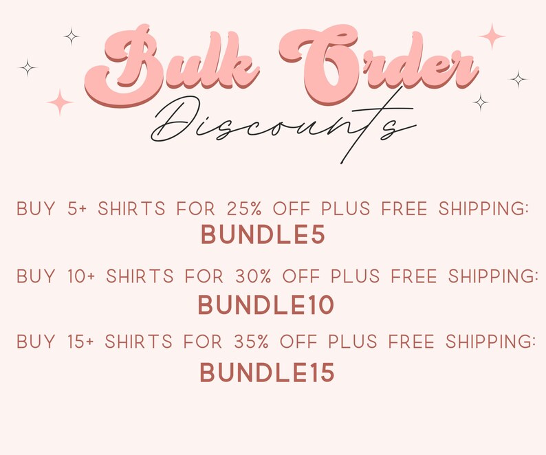 Op de afbeelding: Roze en witte afbeelding met de tekst "Bulk Order Discounts" in een gestileerd lettertype. De tekst hieronder geeft kortingen voor het kopen van 5, 10 of 15 shirts, met de tekst "BUNDLE5", "BUNDLE10" en "BUNDLE15" voor elke aanbieding.
