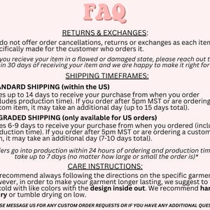 Op de afbeelding: Een roze en wit document met het woord "FAQ" bovenaan. Het document bevat informatie over retourneren, ruilen, verzendtijden en wasvoorschriften voor kleding. De tekst is in zwarte letters.