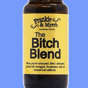 Peut inclure: Un petit flacon en verre brun avec un bouchon noir. L'étiquette est jaune avec du texte noir qui dit "Frankie & Myrrh aromatherapy made fun The Bitch Blend When you're annoyed, tired, stressed, pissed off, enraged, frustrated, with an overall bad attitude."