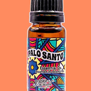 Può includere: Una bottiglia di vetro marrone con un tappo nero e un'etichetta colorata che dice "PALO SANTO Olio Essenziale DILUIZIONE in OLIO DI COCCO Frankie G&Myrrh aromaterapia resa divertente".