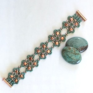 Peut inclure: Un bracelet en perles vertes et cuivre avec un motif géométrique. Le bracelet est réalisé avec de petites perles de rocaille et de plus grosses perles en cuivre.