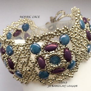 Puede incluir: Un brazalete de cuentas plateadas y doradas con cuentas de color azul verdoso y morado. El brazalete está hecho con un patrón de encaje de mosaico. El texto "MOSAIC LACE" es visible en el brazalete. El texto "©2019 JO BARCLAY LOGGIE" es visible en el brazalete.