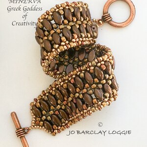 Könnte beinhalten: Ein braunes und goldenes Perlenarmband mit einem kupfernen Verschluss. Das Armband ist aus Rocailles gefertigt und hat ein gewebtes Muster. Der Text "MINERVA Greek Goddess of Creativity" ist auf dem Bild zu sehen.