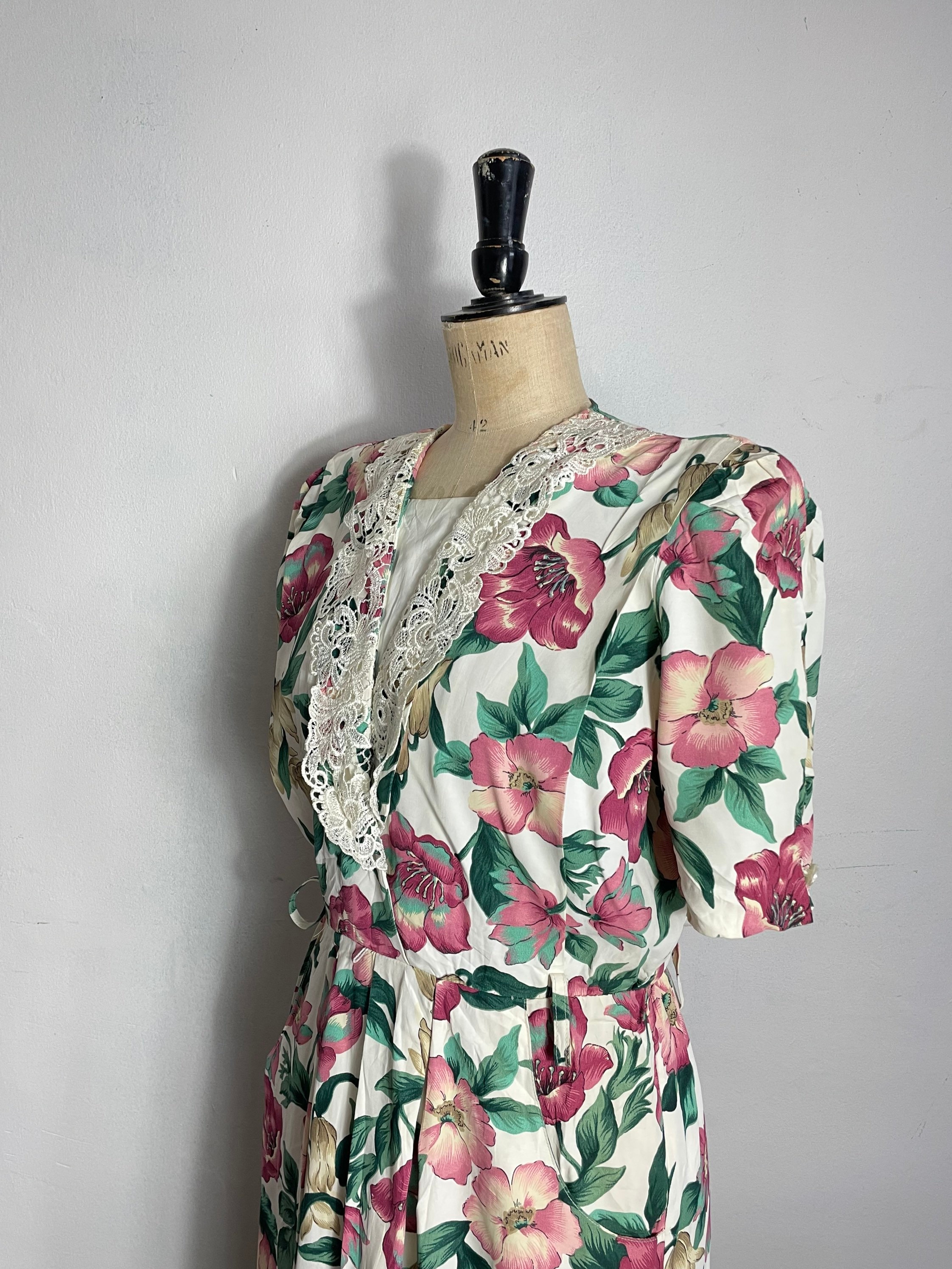 90s White Floral Grunge Dress With Lace Collar and Pockets