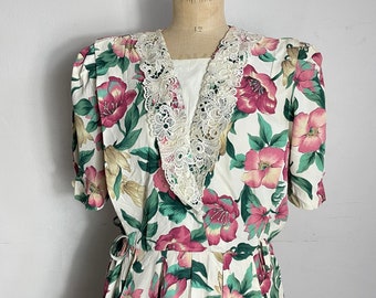 90s White Floral Grunge Dress With Lace Collar and Pockets