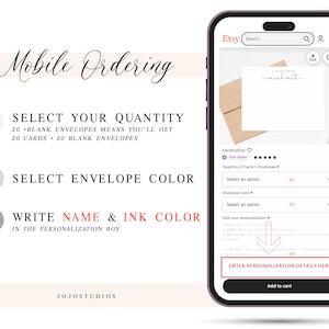 Może przedstawiać: Zrzut ekranu z telefonu kom&oacute;rkowego wyświetlający ofertę Etsy na spersonalizowane karty papiernicze. Oferta zawiera opcje ilości, koloru koperty i szczeg&oacute;ł&oacute;w personalizacji. Tekst na ekranie brzmi: "Wybierz ilość", "Wybierz kolor koperty", "Napisz imię i kolor atramentu" oraz "Wprowadź szczeg&oacute;ły personalizacji tutaj".