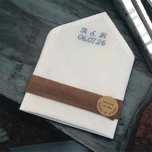 Wit pochet voor een bruiloft / geborduurd met initialen / monogram van de bruidegom / cadeau voor de getuige