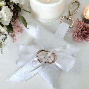 Ringkussen met hond voor bruiloft – Elegant wit ringkussen voor de bruiloft met hond