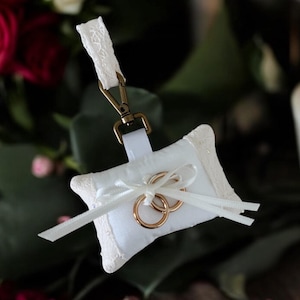 Ringkussen met zijden hond 9,5 x 7 cm – Schattig ringkussen voor een bruiloft met hond
