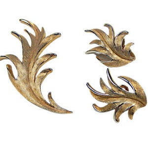 Vintage Crown Trifari Brushed Gold Leaf Brooch and Earrings Jewelry Set