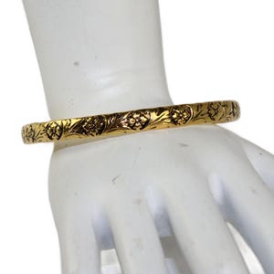 Floral Embossed Bangle Bracelet Gold Tone Relief Flowers Narrow Bangle in Gold Tone Metal Vintage Jewelry