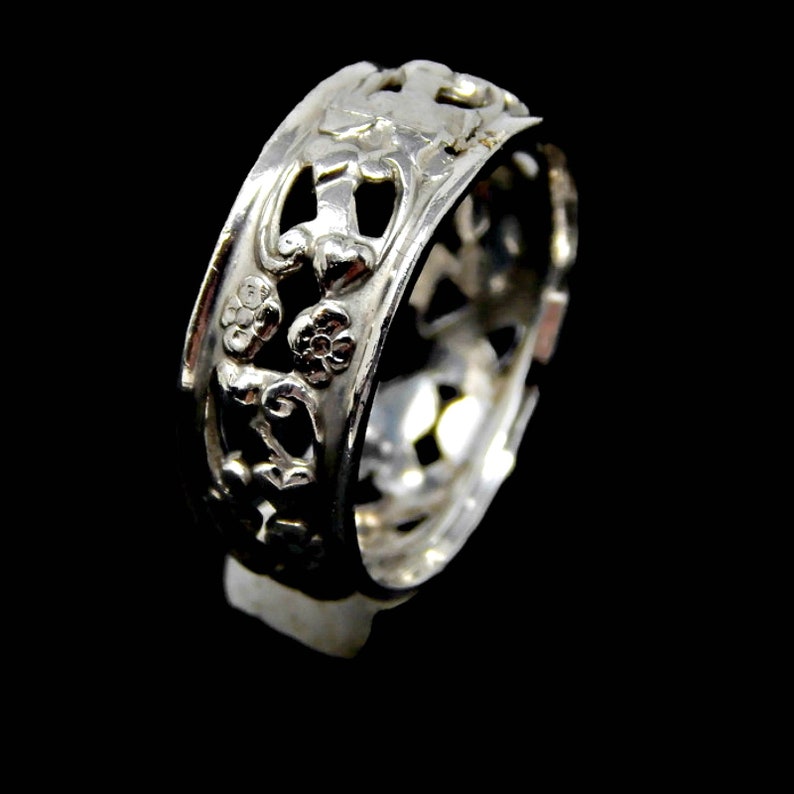 Sterling Silver Cut Out Flowers Band Ring