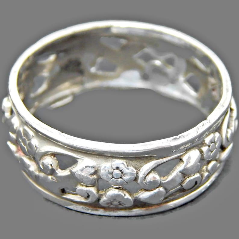 Sterling Silver Cut Out Flowers Band Ring