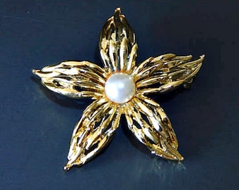 Star Flower Brooch with White Pearl  in Gold Tone, Vintage Jewelry, Mid Century