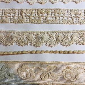 Hermoso conjunto de cinco cordones y adornos de algodón francés alrededor de 1910