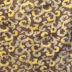 Peut inclure: Un tissu brun avec un motif répétitif de fleurs stylisées jaunes et vertes.