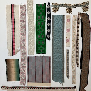 Fantastische collectie van 15 Franse negentiende-eeuwse tot jaren dertig zijden jacquardlinten voor scrapbooking- en knutselprojecten