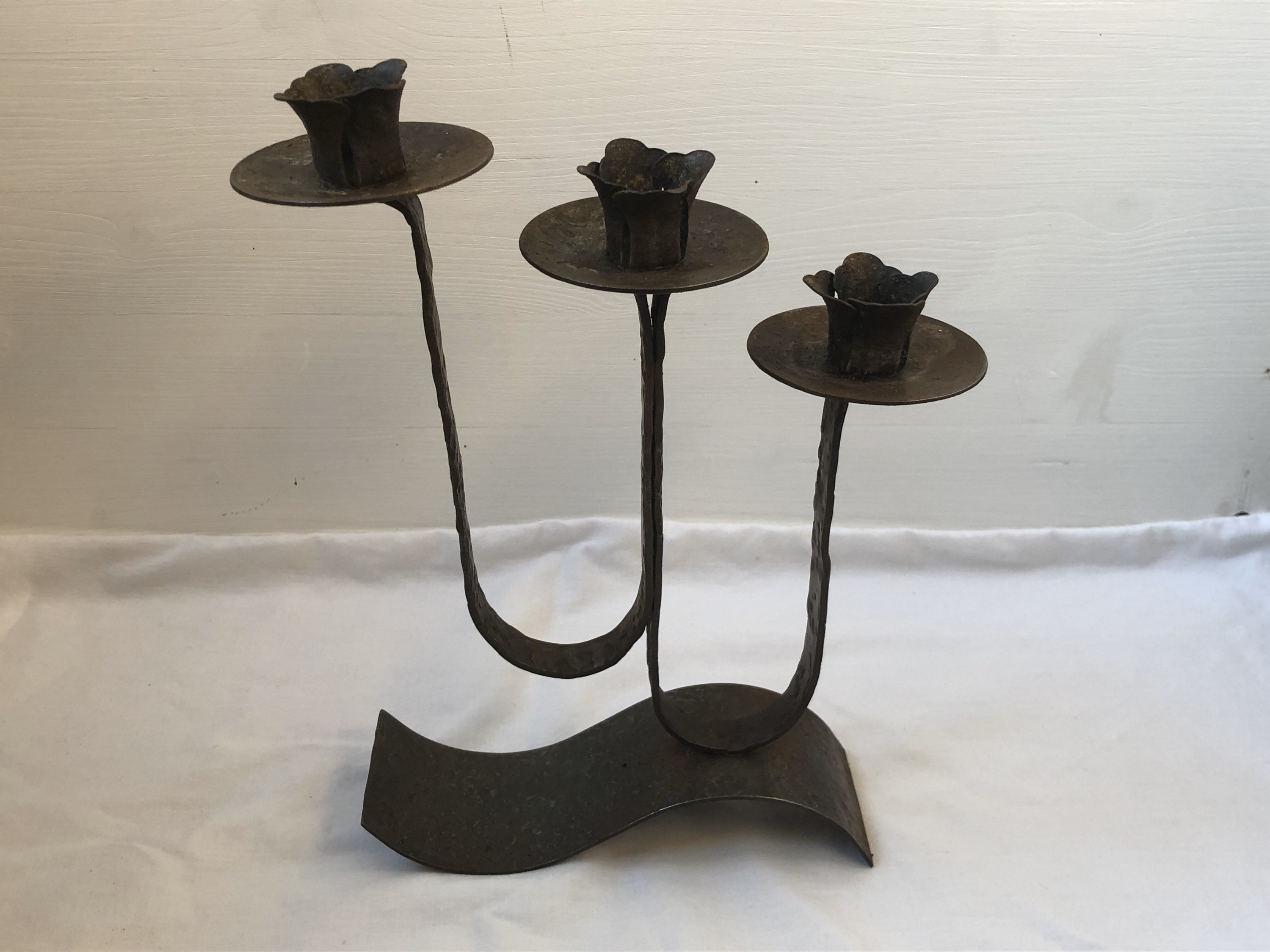 Fine Candélabre en Métal Battu Du Milieu Siècle