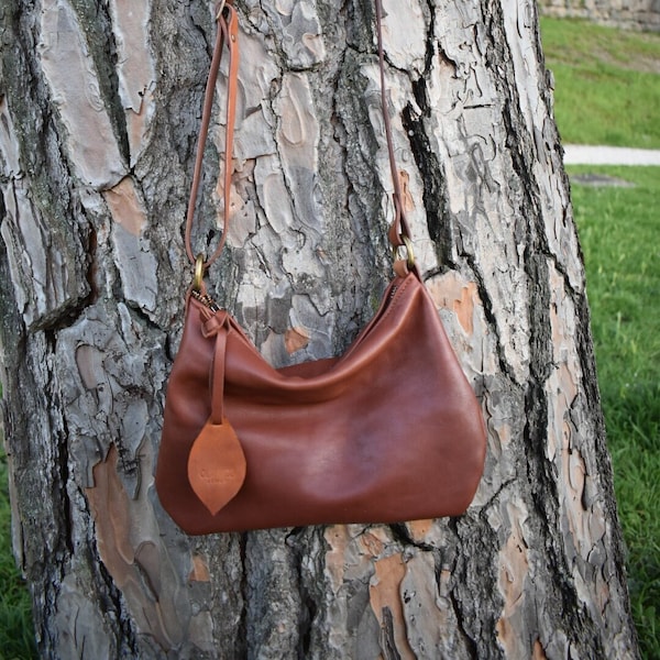 Sac bandoulière en cuir souple marron cognac fermé par zip / mini sac hobo