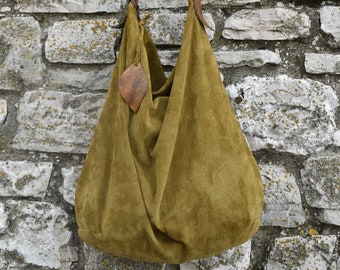 Sac bandoulière en daim vert olive et cuir de vachette teint à la main.