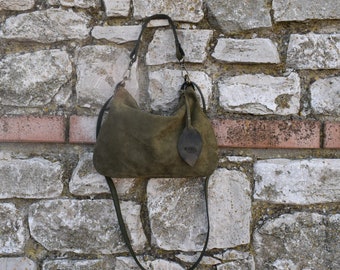 Grüne Umhängetasche aus weichem Wildleder mit Reißverschluss / Mini-Hobo-Tasche