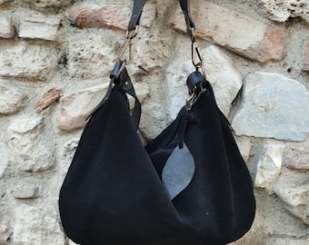 Bolso bandolera mediano de piel ante negra con cremallera / Bolso Hobo