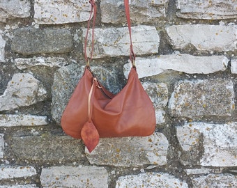 Sac bandoulière en cuir souple marron cognac fermé par zip / mini sac hobo