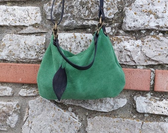 Bolso bandolera en suave ante verde con cremallera / Mini bolso hobo