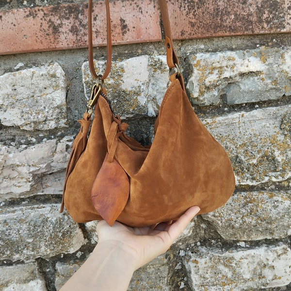 Sac bandoulière en daim camel souple.