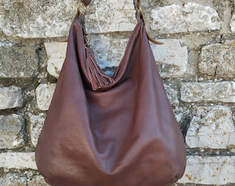 Sac bandoulière en cuir souple marron avec zip.