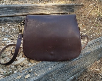Mini sac bandoulière en cuir de vachette marron.