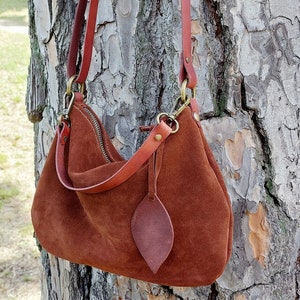Sac à bandoulière zippé en daim souple marron cognac / Mini sac hobo