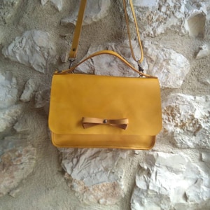 Sac à main en cuir jaune