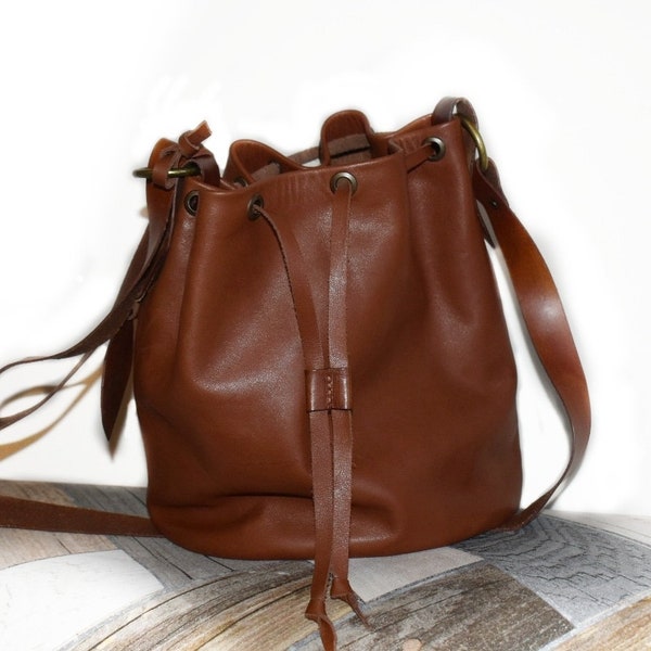 Sac seau en cuir marron cognac