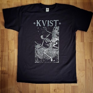 Peut inclure: T-shirt noir avec un imprimé graphique blanc d'un squelette et le mot "KVIST" en majuscules.