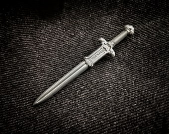 Spada di Atlantide / Conan il Barbaro / Spilla in metallo 3D / ARGENTO ANTICO