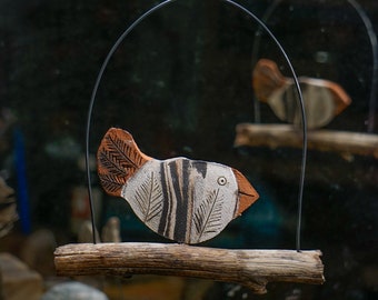 Küstenvogel auf Treibholz - Fensterhänger Mobile - Keramik - beidseitig gestaltet