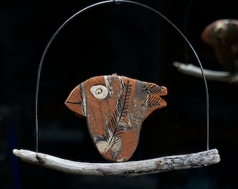 Küstenvogel auf Treibholz - Fensterhänger Mobile - Keramik - beidseitig gestaltet