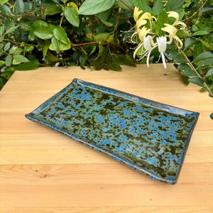 Handgjord keramisk havsbricka | Serveringsfat i blå och mossglasyr