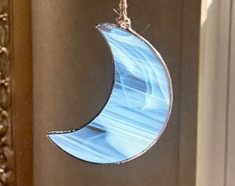 Atrapasol de media luna de vitral: adorno celestial hecho a mano