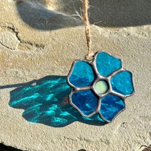 Ręcznie wykonany witraż Kwiat Niezapominajki | Łapacz słońca na pamiątkę