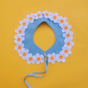 Daisy flower ring felt collar in blue image 1