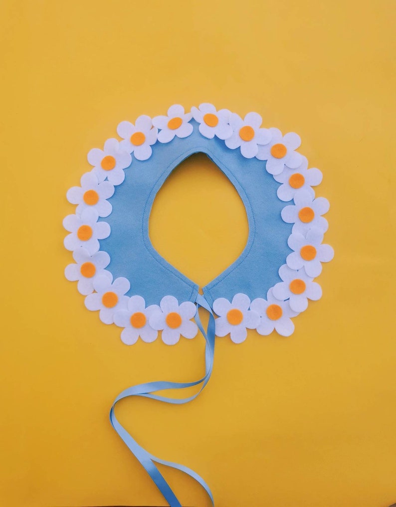 Daisy flower ring felt collar in blue image 1