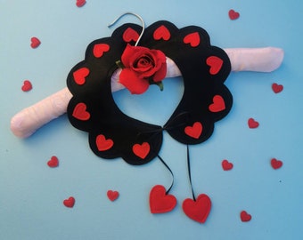 Black scallop heart felt collar