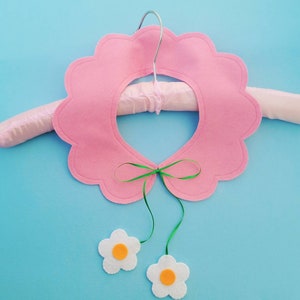 Daisy dangle felt collar in PINK image 1