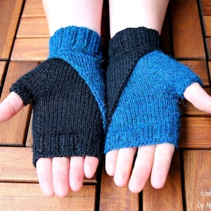 Könnte beinhalten: Ein Paar Fingerlose Handschuhe mit einem schwarzen und blauen Strickmuster. Die Handschuhe sind aus einem weichen, strukturierten Garn gefertigt.