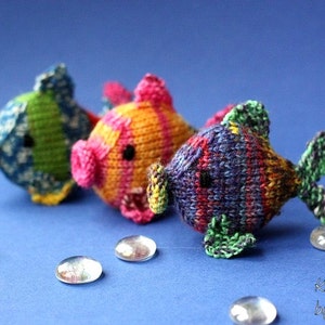 Amigurumi fish knitting pattern, easy knitting tutorial with pictures and written instruction