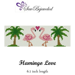Peut inclure: Bracelet en perles avec un motif de flaman rose, deux palmiers et le texte "Flamingo Love" et "6,1 pouces de longueur".