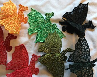 Puede incluir: Seis aplicaciones de dragón bordadas en varios colores, incluyendo rojo, naranja, verde y negro. Los dragones están intrincadamente detallados con patrones de encaje y tienen una calidad caprichosa y de cuento de hadas.