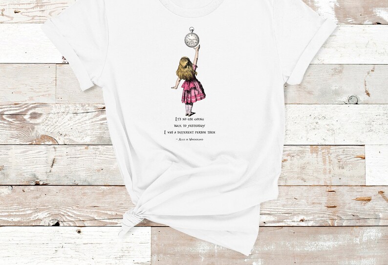 Alice nel Paese delle Meraviglie slogan stampato bianco classico t shirt da donna. Maniche corte immagine 1
